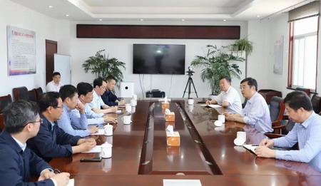 赏金国际集团党委书记、董事长章朝阳一行赴滨海县考察调研