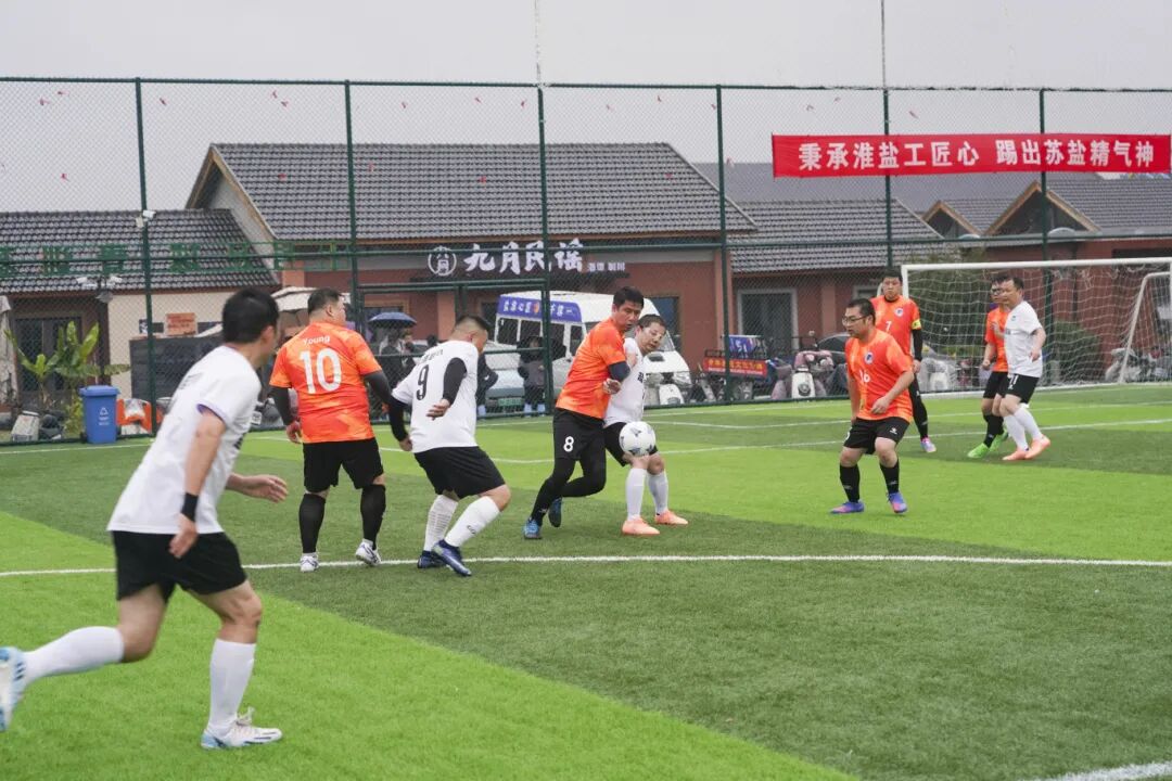 赏金国际集团“淮盐杯”职工足球联赛激情开赛，小组赛首轮战罢