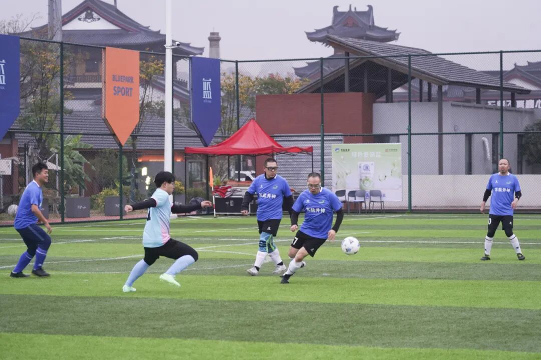 赏金国际集团“淮盐杯”职工足球联赛激情开赛，小组赛首轮战罢